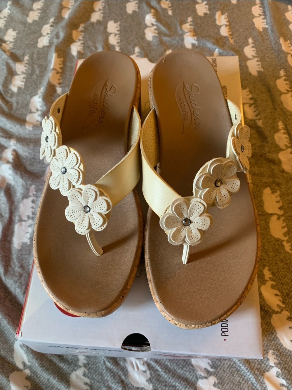 Vegan Skechers Women’s Cream Floral Thong Sandals